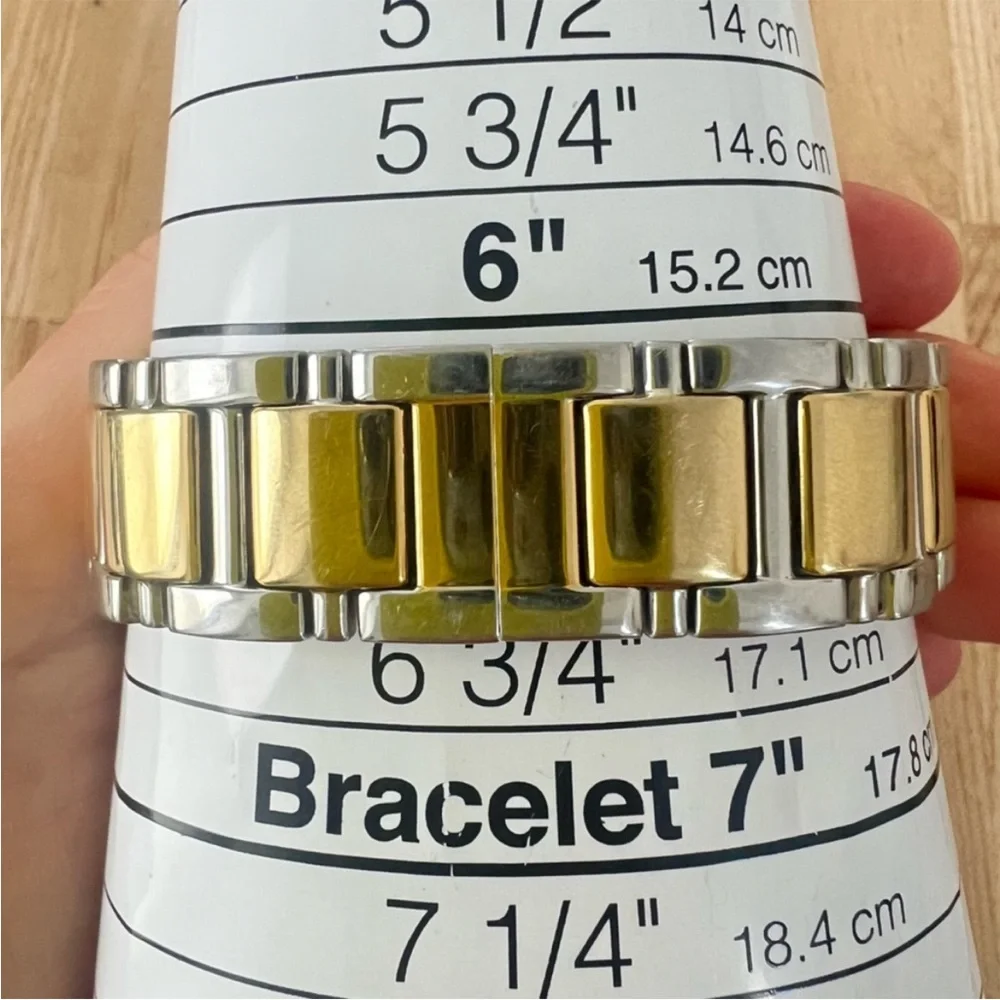 Kate spade New York ladies two toned round dress watch NEW BATTERY